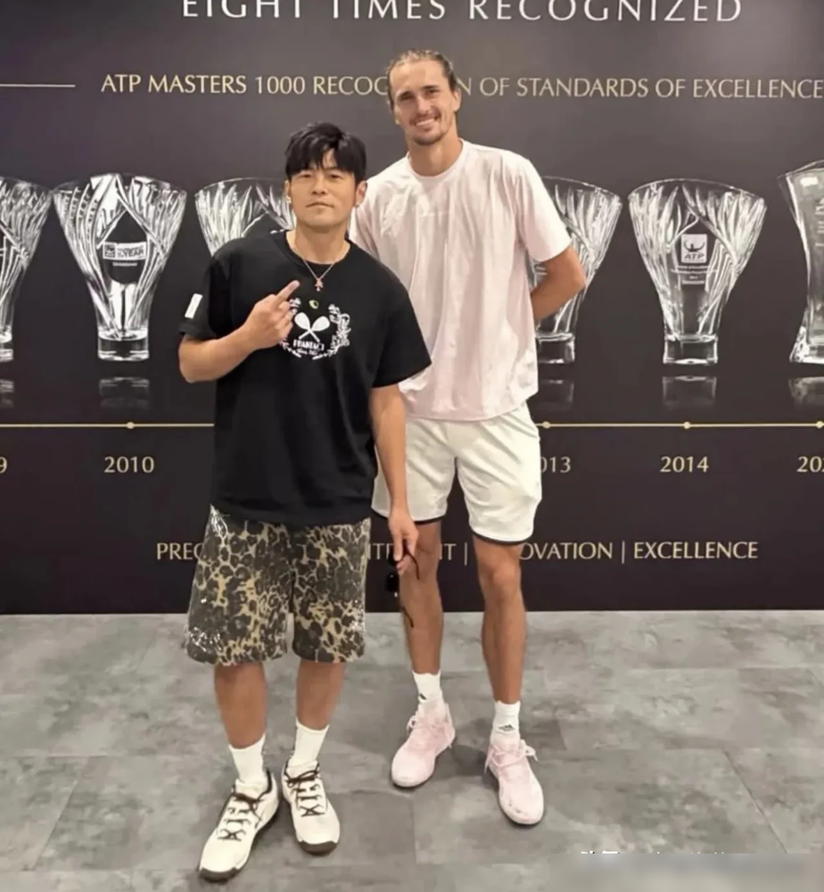 郑钦文中网夺冠那天，钻石球场一万三千人坐满，周杰伦人就在上海看网球，看的还不是她这场。
10月11日，郑钦文2比0干掉新科法网冠军，首盘4比5落后连救三个盘点，最后ACE球直接锁死。这是中网20届了，第一个本土女单冠军，还是持外卡一路七连胜杀上去的。
她之前动手术，排名掉到一百六十开外，这一下干