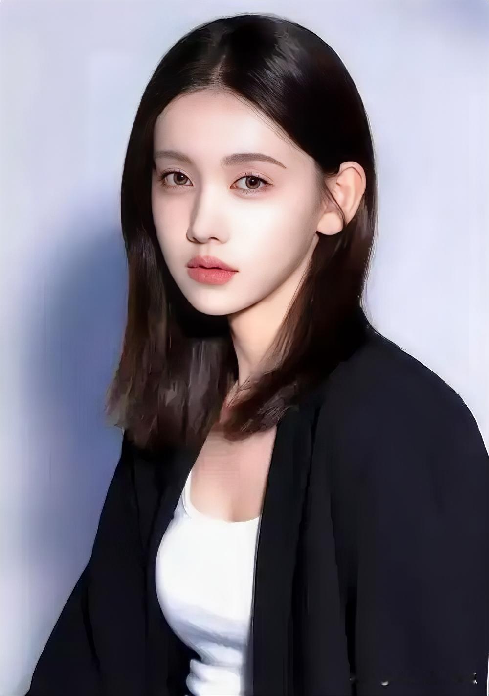 演员道歉见的多了，但是演员因为演的角色没能让观众满意而道歉，还真是第一次见。
演员李沐宸在新剧《重案六组》中饰演季洁而受广大观众诟病，因此不得不在自己的官方微博账号上发布郑重的道歉声明。
首先，这部剧我是真看了，但是看了两集是真看不下去了。总得来说，李沐宸所饰演的季洁确实撑不起这个人设。但是考虑这部