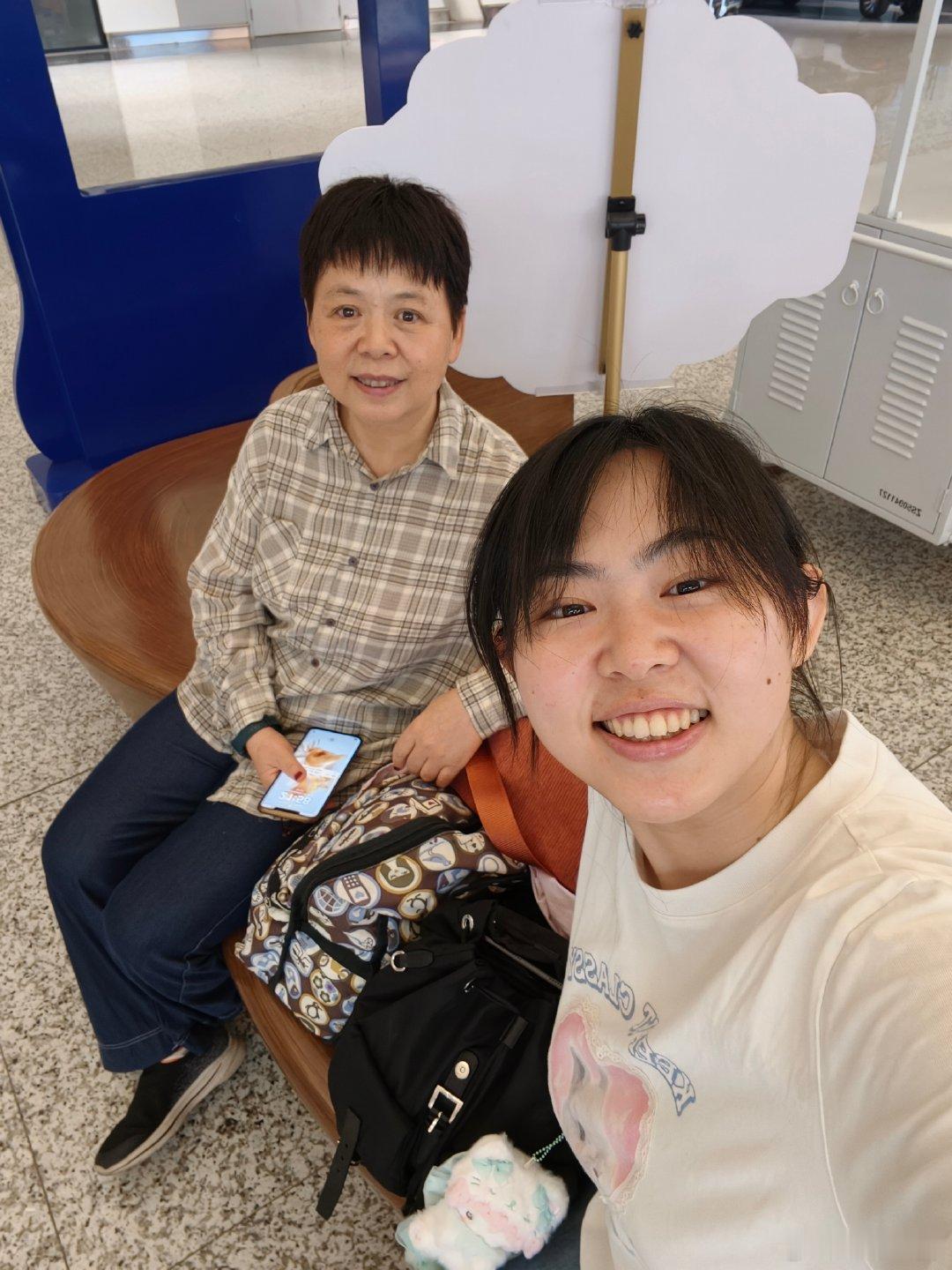 老妈在值机柜台问小哥，选座的500块钱能不能用美团打折——她最近尝试美甲美发都可以，太可爱了哈哈哈哈哈哈哈
出发！！！ ​