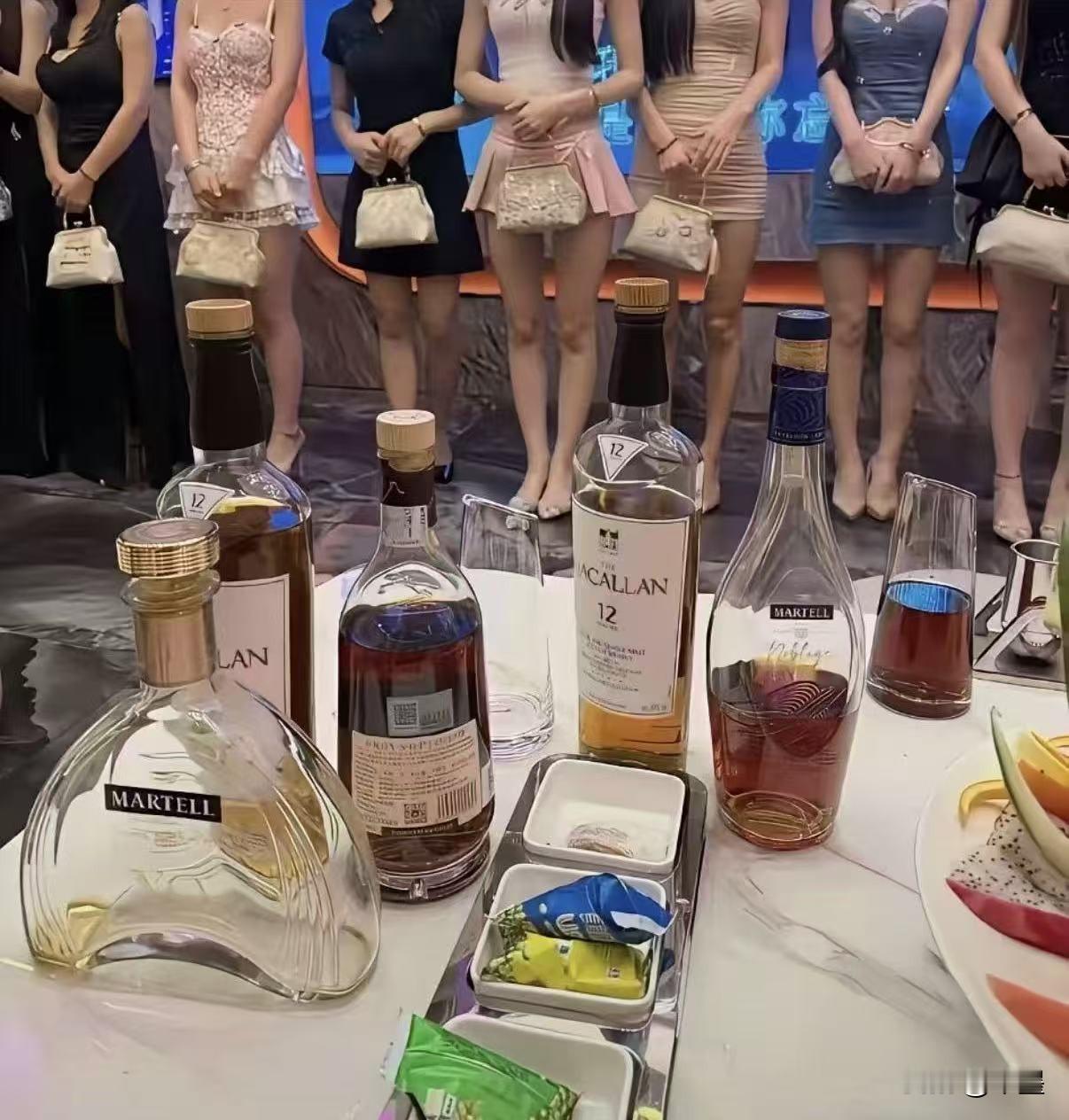 杭州打击商K连锁反应猛烈。二奢回收朋友电话被打爆，香奈儿、爱马仕、卡地亚急出，开口就问“能给多少现款”。往常在IN11、天际线上班的女孩本是稳定客源，如今大门一封，现金流全断，压价也认。相亲市场更魔幻：江浙沪登记相亲的年轻女孩里，一身顶奢、职业填“自由职业/平面模特”的比例暴增，男方喝咖啡看到近十万