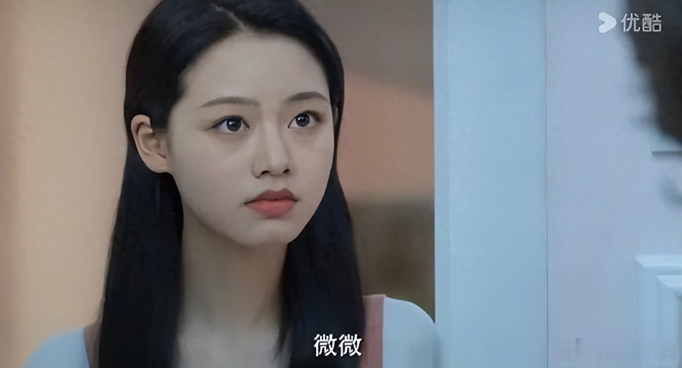 《微微一笑很倾城》重映！AI换脸版你会去看吗[微风]

9月24日，优酷上线了《一笑倾城》，点开一看，男主还是杨洋，女主贝微微的脸却换成了王朱悦。

它不是新剧，而是2016年《微微一笑很倾城》的AI换脸版。

优酷页面显示，目前更新至第5集。

剧名改了，女主镜头做了AI替换，杨洋等原有画面保留。