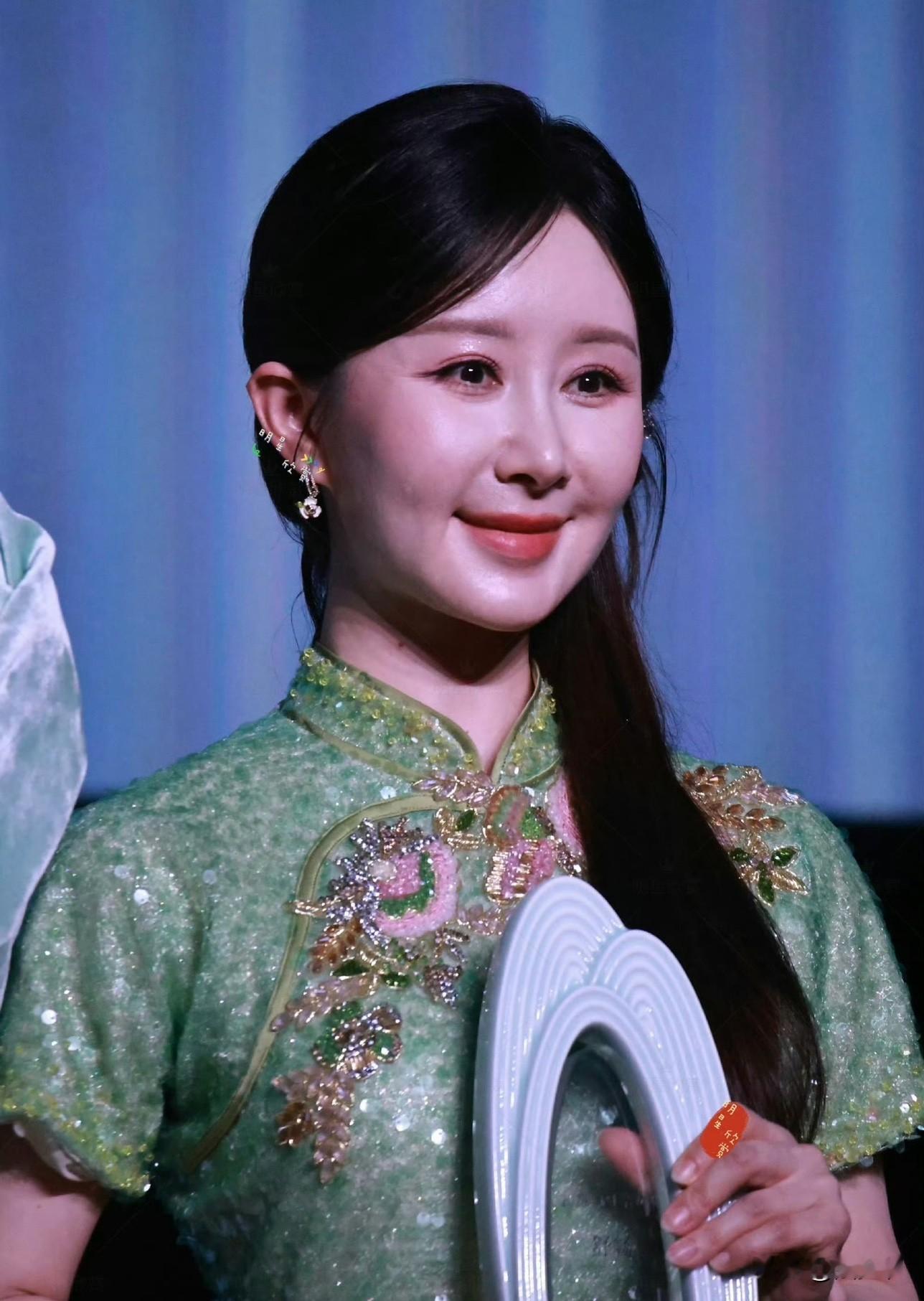 当童星褪去光环，演艺之路还能长久吗？今年38岁的舒畅跟杨紫一样同为童星出道，手握多款当年的爆剧。可大概十年前她就已经没有自己扛旗的主力作品了，这几年又去混短剧圈，大女主的剧拍了不少，就是没啥出圈的。
最近她与45岁的宋佳同台参加活动，大家被她满脸过于饱满的“胶原蛋白”吓到了，站在皮贴骨的宋佳旁观众应