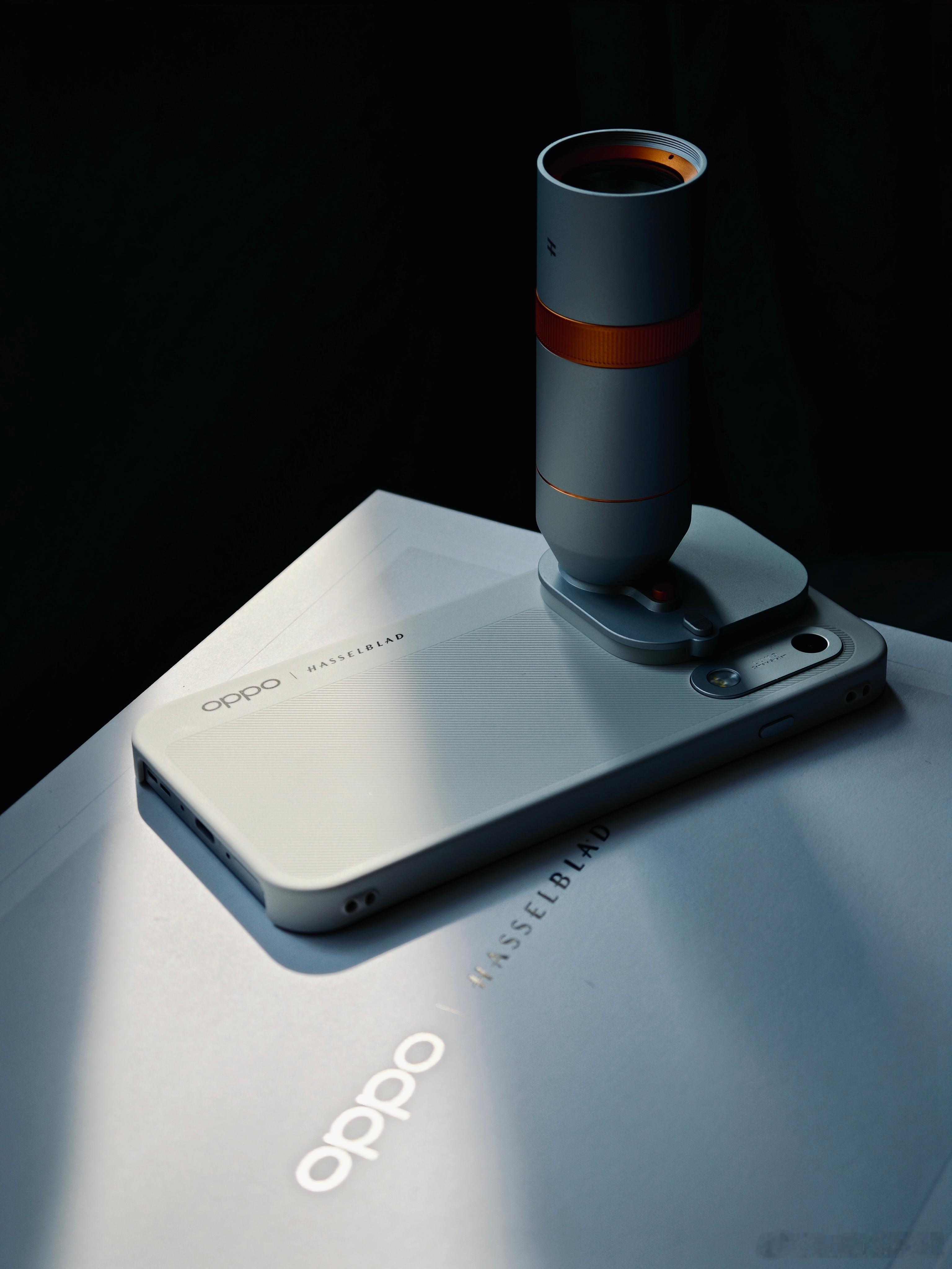 OPPO Find X10 Pro Max三2亿下的白月光

收到OPPO Find X10 Pro Max月白和哈苏增距镜套装
背部有质感的纹理和拼接的设计
高级的白色 橙色的点缀
让手机有很强的辨识度
横向的OPPO哈苏全标
提升了整体的质感

这次OPPO与哈苏联合研发的三2亿镜头群
让原相机拍出来的照片细节清晰
第二代丹霞还原镜头
让 ​