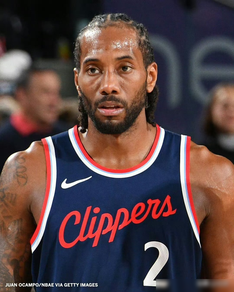 咬遍全联盟的恶犬格林罕见地低头认怂了。迎战快船附加赛前他死死盯着镜头吐...