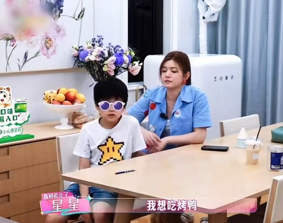 陈妍希与陈晓的9岁儿子小星星（陈睦辰）因在《我家那闺女》中曝光，其长相被指完美融合父母优点，引发网友对基因遗传的热议。  一、颜值如何分配- 五官像妈：继承了陈妍希柔和的脸部轮廓、鹅蛋脸以及笑起来时的