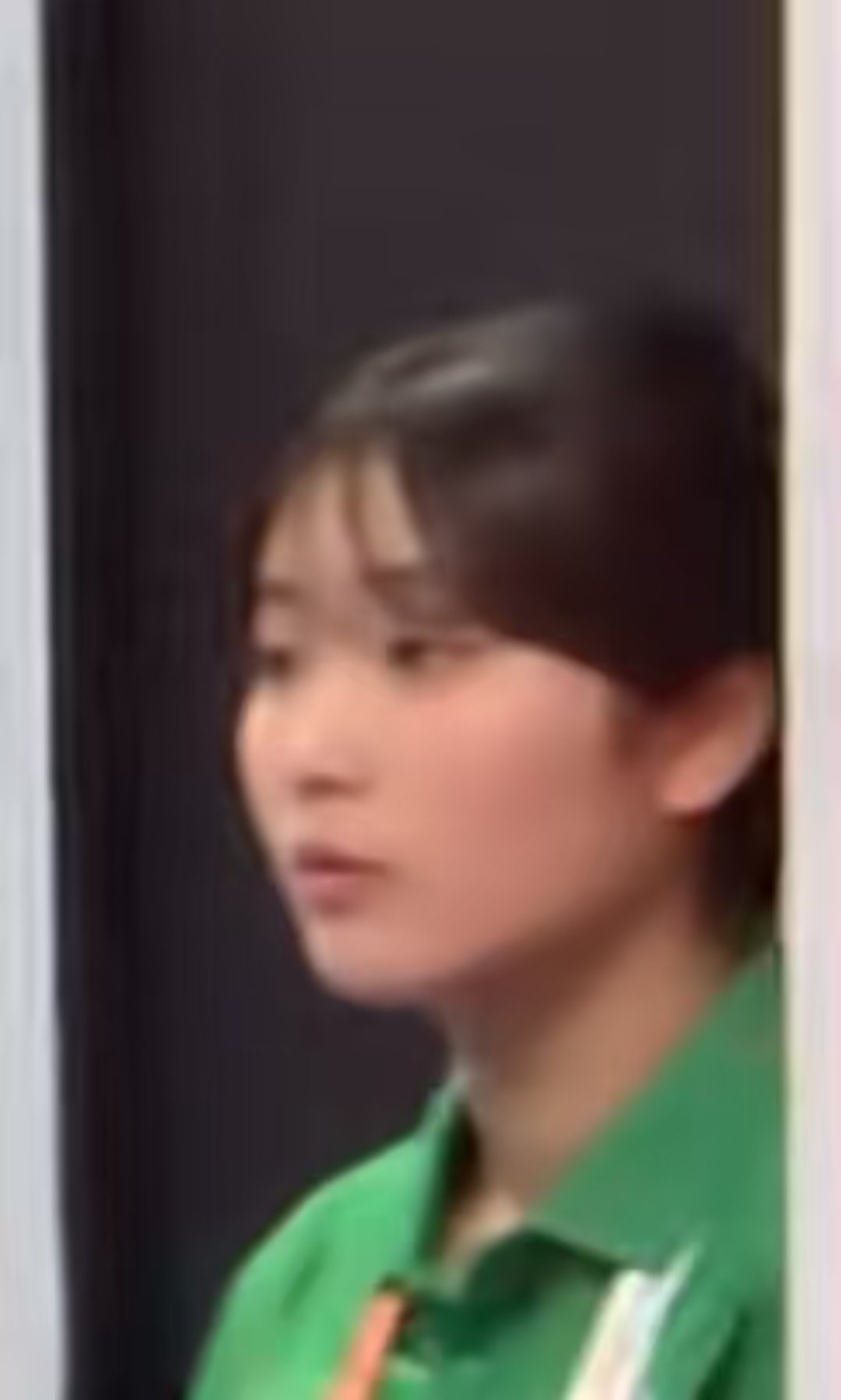 #汪顺# 被这个工作人员女孩儿的表情笑死 ​