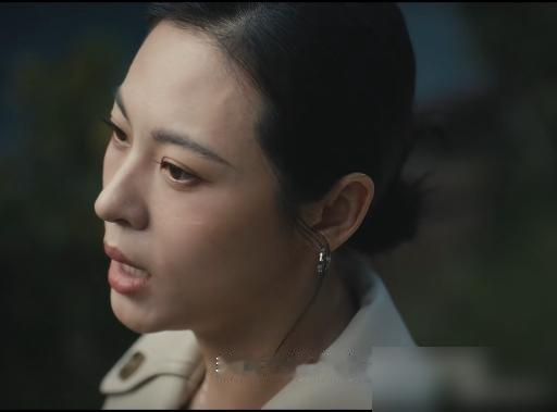 周依然和彭昱畅俩人在剧里一碰面，真就跟执行任务一样，没半点热乎气。观众急得直拍大腿，说这俩主角的戏份，全靠配角金丽娜和林看山救场。
锦兰那股子倔劲儿，周依然演得算是干净，没端着。春晓从发怵到站稳，彭昱畅也交足了功课。
可一到俩人同框，就只剩背台词、走点位，眼里没钩子。反观金丽娜那对儿，一个眼神递