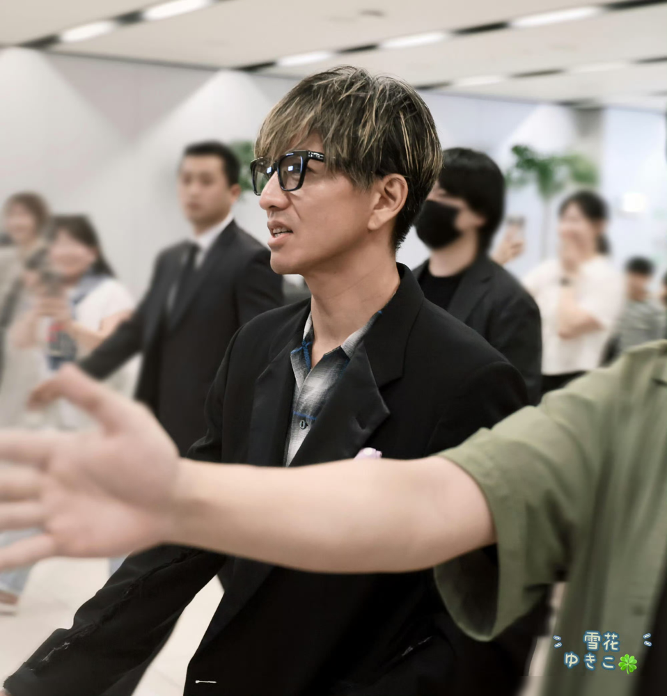 52岁木村拓哉生图炸了，满头灰白，法令纹深得像刀刻的。评论区却集体破防：法拉利老了还是法拉利。4月7日他出席代言活动，没打针没动刀，皮肤黑得真实，笑起来苹果肌往下掉。旁边多少同龄男星把脸整成发面馒头，表情僵得做不出第二个。他往那一站，清瘦骨相全露出来，皱纹反而成了底气。身材照样紧实，精气神隔着屏幕往