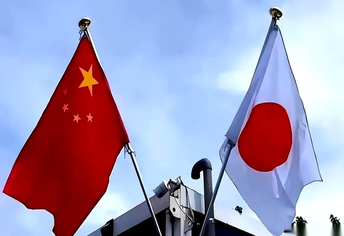日本防卫省最近放出的风声，把焦点直接砸向了水下：他们打算在年底修订的安保文件里，写进“探讨引进核动力潜艇”。
国防部的回应直接顶了回去，字字砸在战后规矩这条红线上。
很多人一听到带“核”字，第一反应是核弹头，其实完全不是一码事。常规潜艇不管消音做得多好，隔一阵子就得浮上去喘口气、给电池充电，水面上一