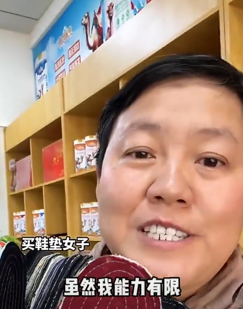 老人一句叹息，成全了世间最温柔的善意
 
街头最戳人心的，从来不是轰轰烈烈的故事，而是普通人咬牙生活的模样。近日广西玉林的街头，一幕温暖又心酸的画面，看哭了无数网友。
 
街边小小的摊位前，一位年迈的老人守着一篮亲手缝制的鞋垫，迟迟无人问津。她扶着门框，缓缓叹了一口气，满是疲惫和无奈。
 
路过的女