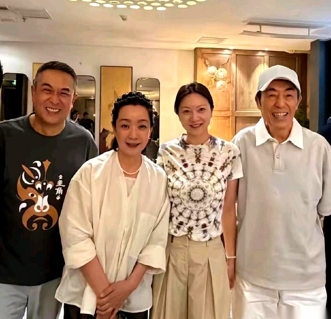 《主角》播完收官，张嘉译带着妻子王海燕跟监制张艺谋两口子一块儿吃了顿饭。
桌上除了演“苟存忠”的孙浩和制片人任双有，其余挑大梁的主演一个都没在场。
同剧组的秦海璐、王晓晨、窦骁以及刘浩存接下来什么时候再聚还没准信。
戏拍完了，播得也挺好，按理说组个庆功局再寻常不过。可你看这张饭桌上的人，两边都是把自