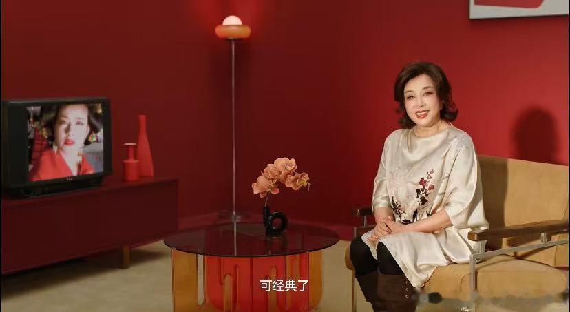 #在惠州偶遇刘晓庆是什么神仙运气#惠州偶遇刘晓庆，看着TCL高清大屏里的经典影像，再看真人，岁月赋予她更加温润大气的魅力。 ​