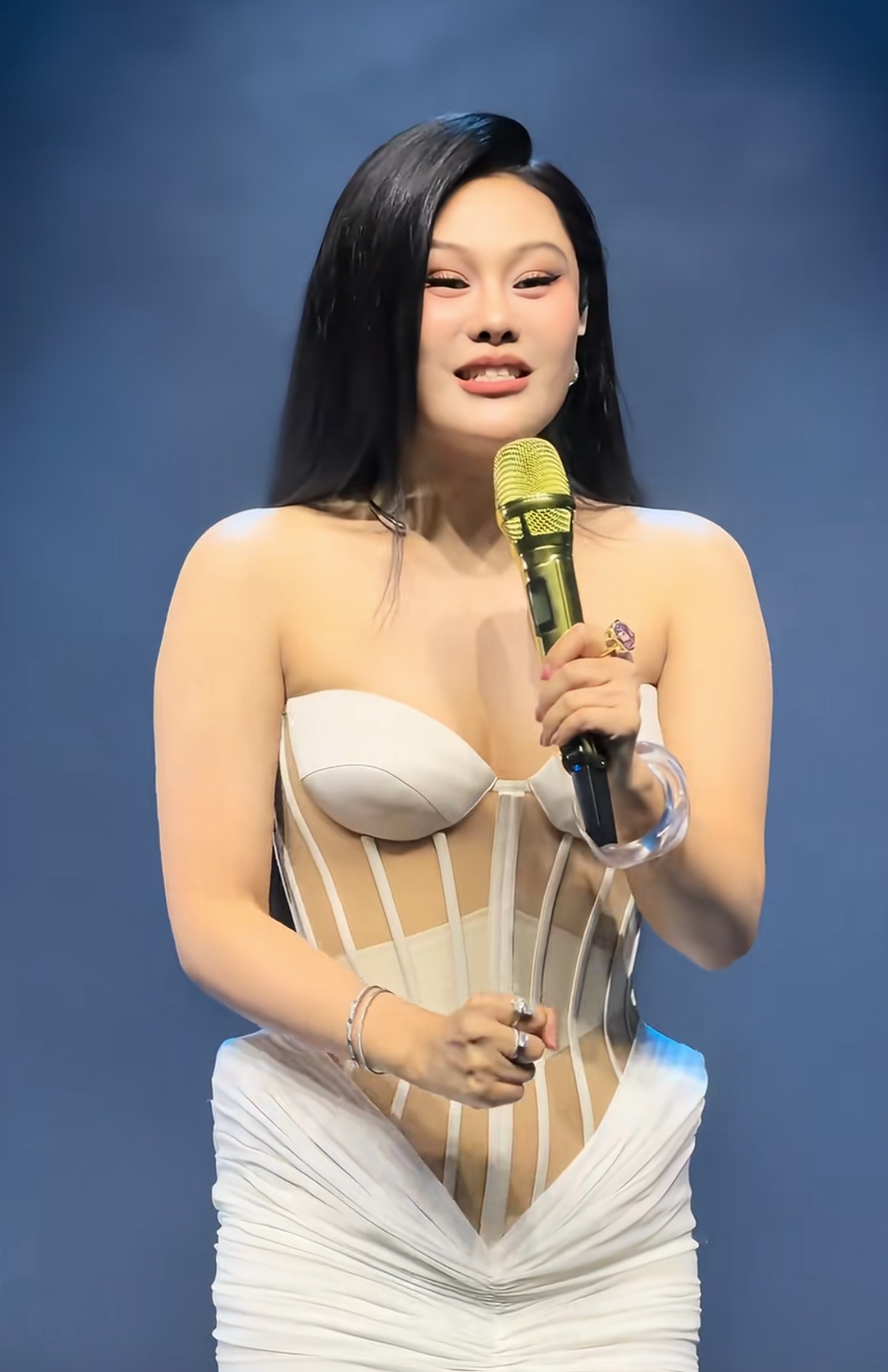 袁娅维这场演唱会这段对话挺有意思，她自己都说，别人第一眼容易觉得她不好惹，看着有点凶。台下观众夸她是气质型，当场笑得眼睛都弯了。
 
之前在墨尔本唐人街逛街，听见路人唱自己的歌，直接上前凑过去一起合唱，没有半点架子。现在开演也总愿意跟台下观众唠嗑。我觉得核心变化是，她不用靠冷感外表撑气场，实力摆在那