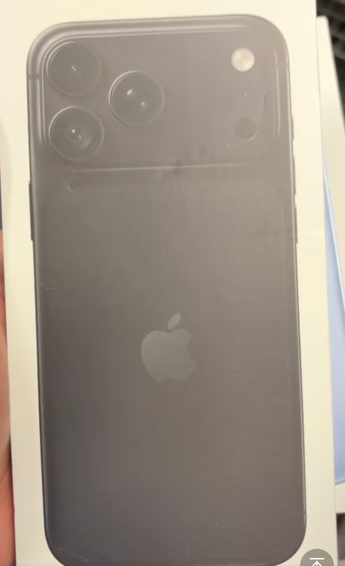 【#iPhone18Pro系列包装# 】#iPhone18Pro零售包装曝光# 9月16日，彭博社的马克 · 古尔曼在 X 平台发布推文，分享了一组照片，展示了苹果 iPhone 18 Pro（也可能是 iPhone 18 Pro Max，推文中并未提供相关描述）零售包装。

该推文只展示了 3 张图片，分别展示了勃艮第酒红色、冰川蓝色以及黑色三个版本 ​