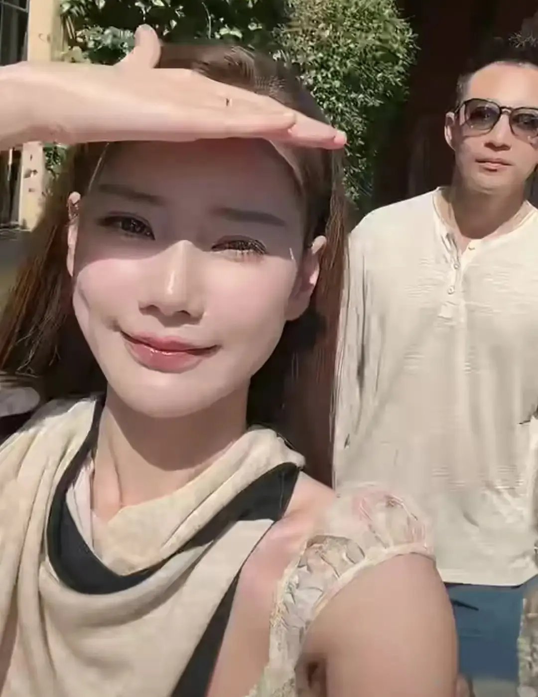 太甜了！小菲赴法进修，马筱梅全程陪同，小宝萌照首度刷屏太治愈 ​