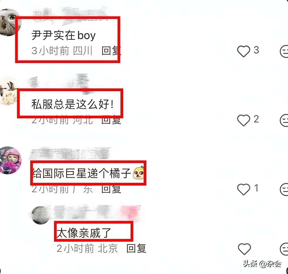 47岁章子怡真会穿！短裙长靴配过膝袜，像27岁小姑娘！

国际章最近这身休闲穿搭太绝了，瞬间没了巨星的压迫感，双腿又直又细，减龄又洋气~

片场尹昉还贴心给她递橘子，像看见自家亲戚一样亲切，章子怡婉拒时一句“姐不吃，谢谢”，礼数周全又幽默，情商真的高！

从“锋利”到松弛从容，47岁的她活成了女人最