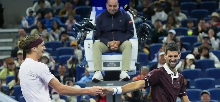 德约科维奇39岁，2026年美网男单首轮，鏖战五盘输给世界排名第74位的阿根廷人纳沃内。二十年来第一次大满贯一轮游。世界排名跌出前十。
一个月后，北京中网男单1/4决赛，他4比6、6比4、6比4逆转兹维列夫。中网战绩变成32胜0负。公开赛时代男子单一赛事开局最长连胜。
兹维列夫是2026赛季法网和美