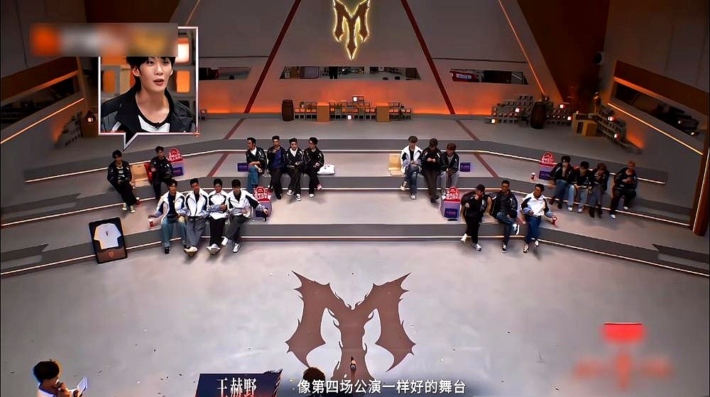 越想躲唱跳，越是一脚踩进王传君部落。

余文乐穿着西裤在地上劈叉，张睿直接累到扶墙干呕。五公摊上张艺兴那首高难度的《面纱》，同组的米卡和王以太好歹带点律动，他俩纯演员出身，真没退路。前一秒张睿还系着围裙学霸总拉票，被余文乐一句“不可以”当场逗破功；后一秒全老实了。

四十多岁的人膝盖绑着护具，一遍遍