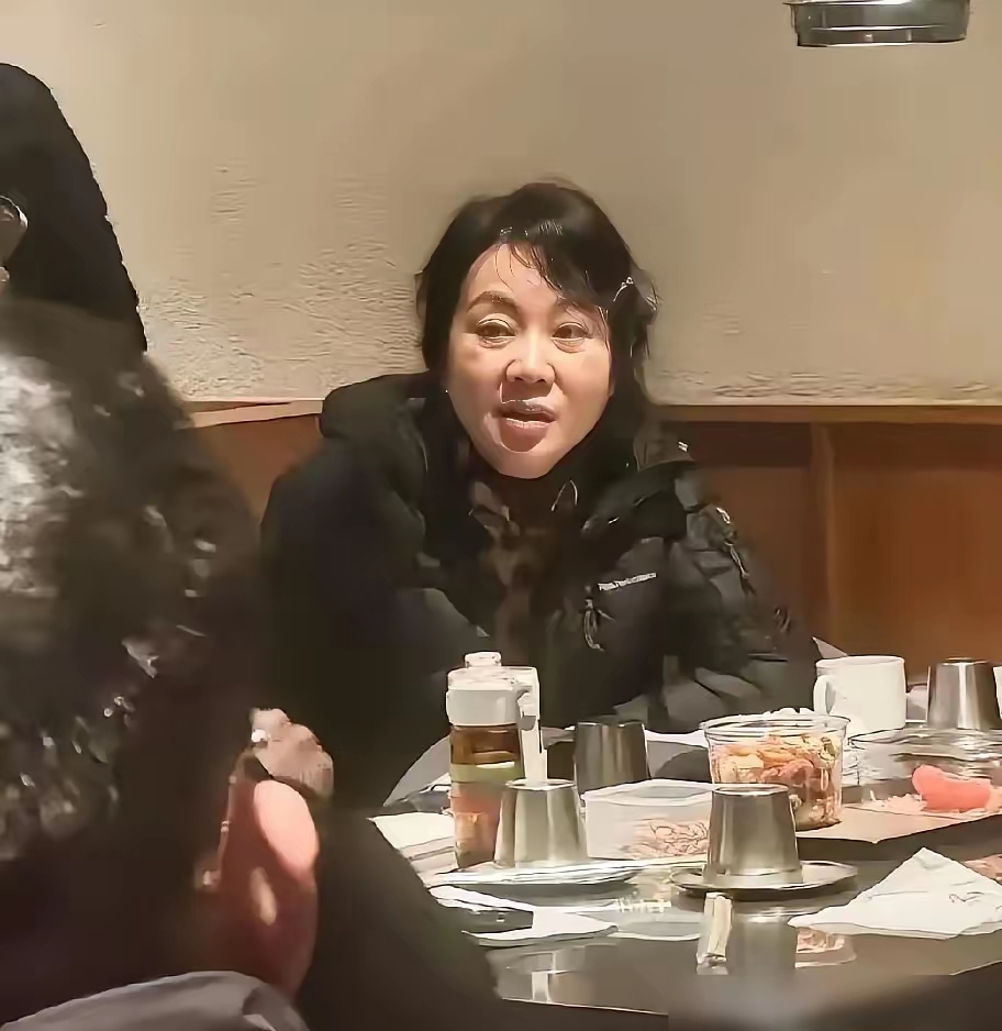 55岁闫妮素颜被拍：台上发光，台下过日子，这才是真通透
前几天的晚会上，闫妮一袭黄裙，明艳松弛，全网夸。没几天，西安街头有人偶遇她：素颜，没滤镜，眼角纹路清晰，带着疲惫。反差大，却一点都不意外。
不工作时，她回西安陪九十多岁的父母，买菜做饭、跑医院，日子琐碎又踏实。她很少聊私生活，把家人护在身后，不