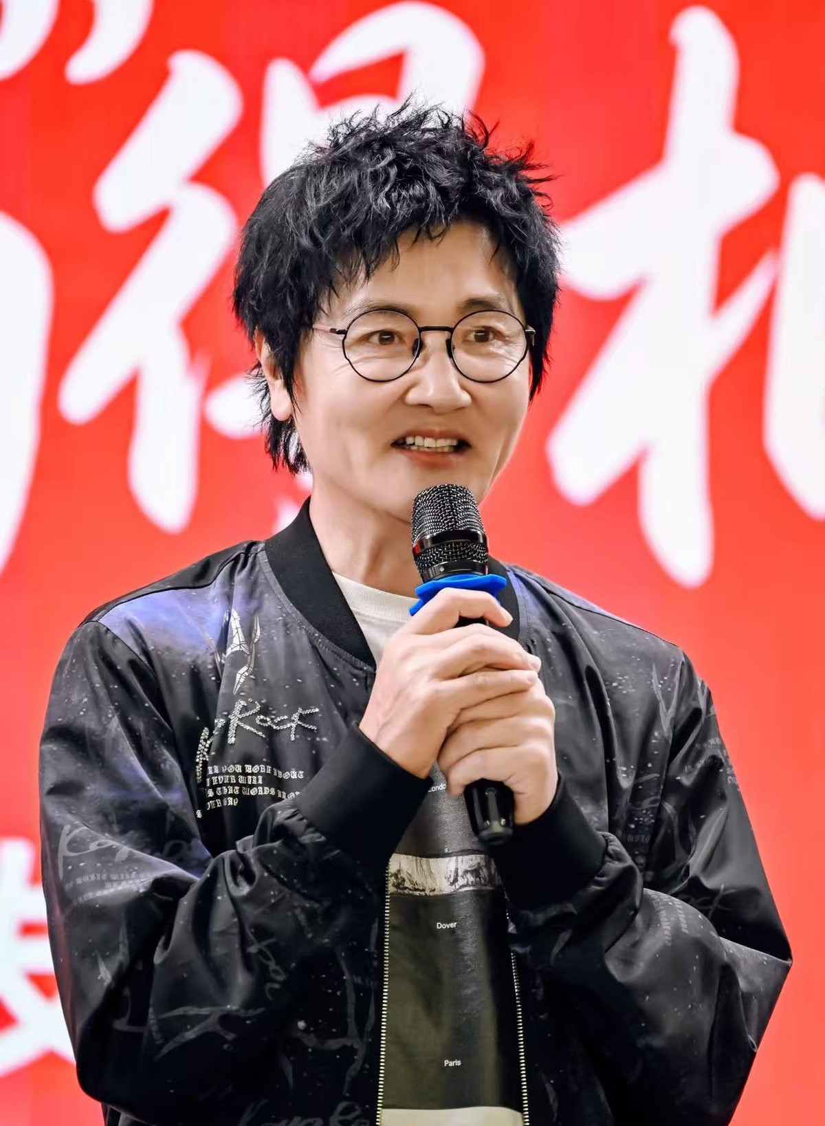 孙楠瘦到128斤反而被说“姨味”重，这事真不怪他。178的身高，现在才128斤，体脂率低到12.3%，比很多年轻人都狠。他在节目里说自己没刻意减肥，就是改了生活方式，结果脸一凹，轮廓一柔，网友就说他“姨味”上来了。但我觉得这恰恰说明一个扎心现实：中年男人一瘦，先丢的不是脂肪，是脸上的支撑力。50岁以