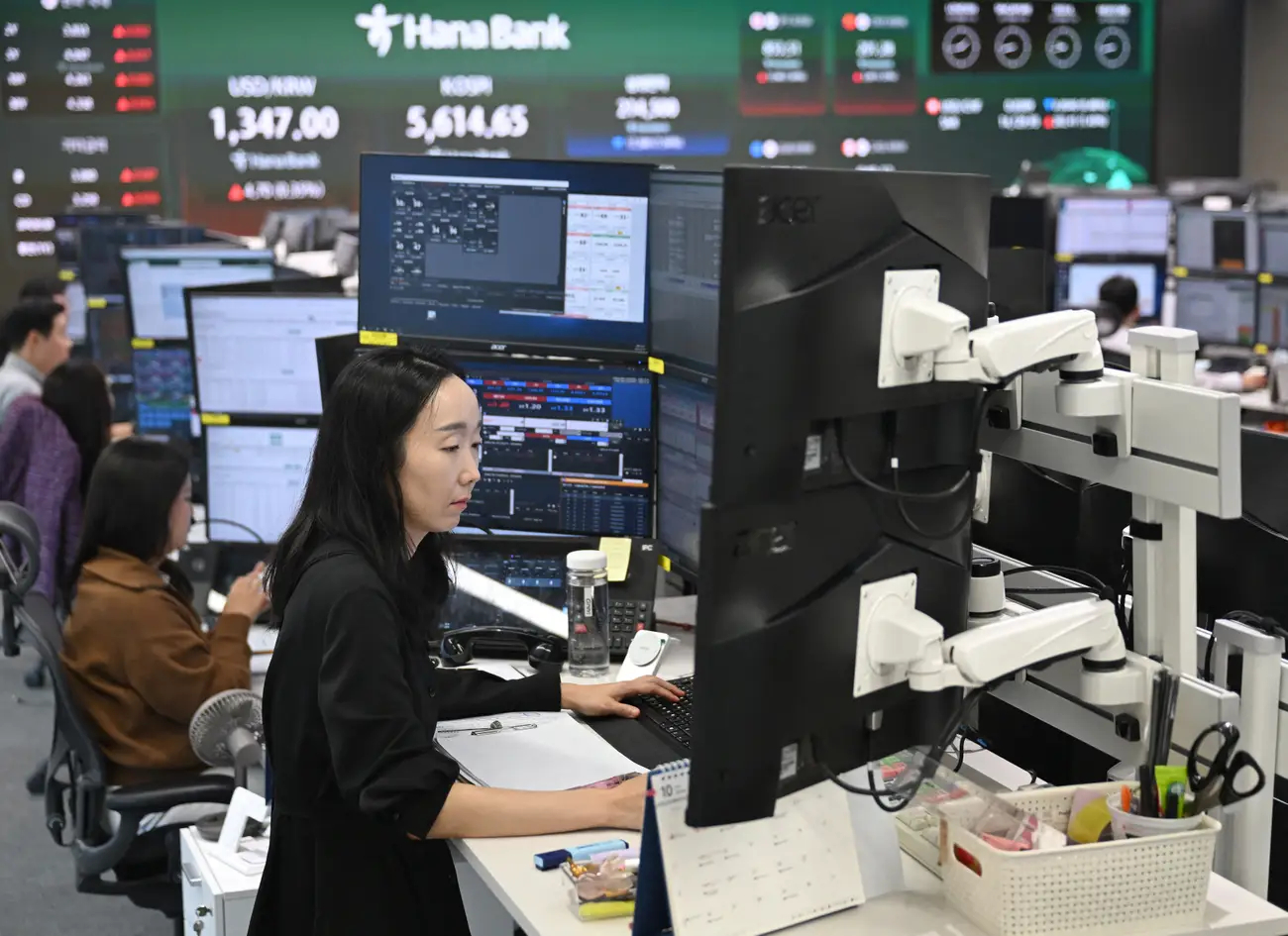 【#半导体股票对全球市场的拉动作用已超过石油#】人工智能已成为金融市场中一股主导性力量。目前，半导体股票对各类资产价格波动的解释力已显著超过油价，成为影响全球股票市场表现的关键变量。

据美国《商业内幕》、英国Finweek网站等多家外媒10月27日报道，高盛指出，半导体股票目前对全球市场的拉 ​