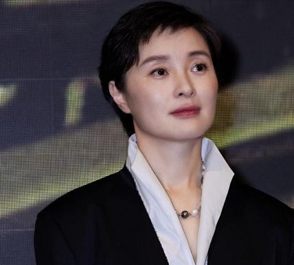 吴越太爱干净了，柯蓝让她改掉洁癖：“这事你得改！”吴越马上同意：“我必须得改，我也不想成为年纪越大越矫情的女人。”

其实生活里有点小毛病太正常了，但很多人上了年纪，往往把坏毛病当个性，谁劝跟谁急。

吴越反倒让人高看一眼。当年拍戏住招待所，床单被罩必须天天自己换，外人碰一下都不行，她自己也嫌累得慌