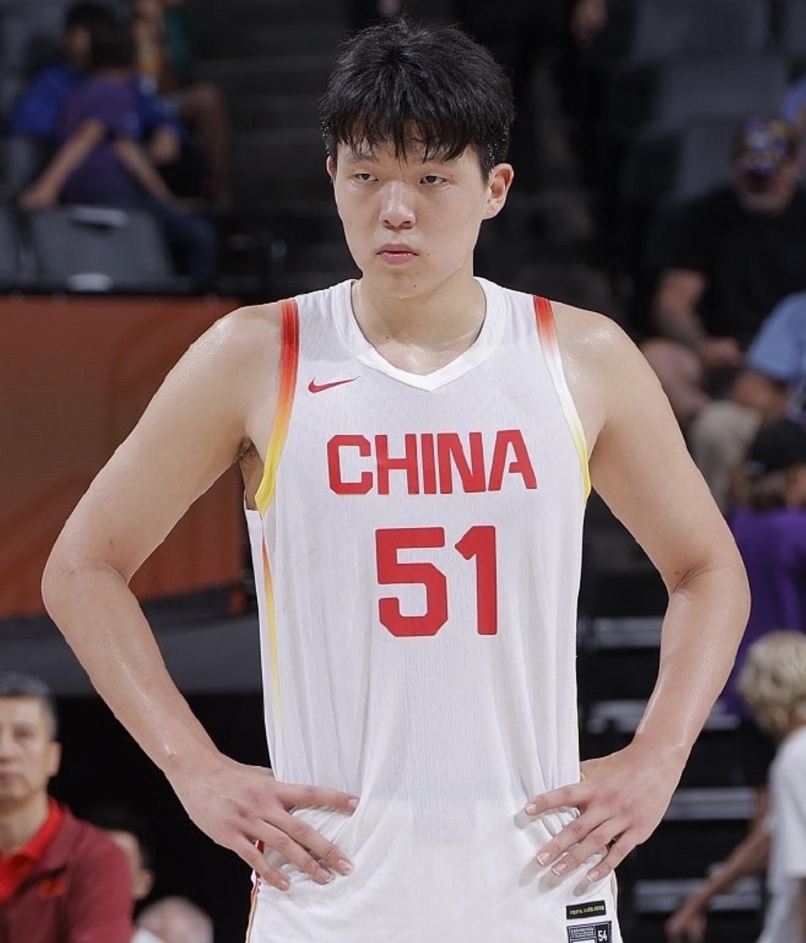 杨瀚森20岁生日当天签下四年2139万美元合同，赛季打到第31场，他只出战14场。下放前5场常规赛，场均5.8分钟，1.8分，0.8篮板。这个数字摆出来，不用任何人解释，轮换表自己会说话。
季前赛给过机会，常规赛收回了
2025年10月9日季前赛首秀，杨瀚森打了21分钟，4分4篮板，6犯离场。比卢普
