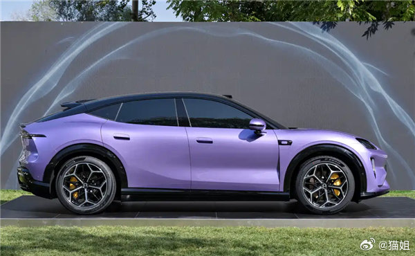 AIVA品牌首款量产车型ME7实车曝光，该车定位中大型纯电轿跑SUV；大溜背造型看起来很有运动感。 ​