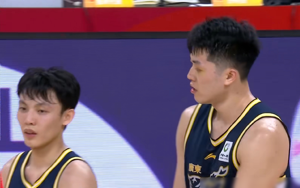 年薪600万的胡明轩在场下看，年薪30万的张皓嘉成了英雄。 广东对江...