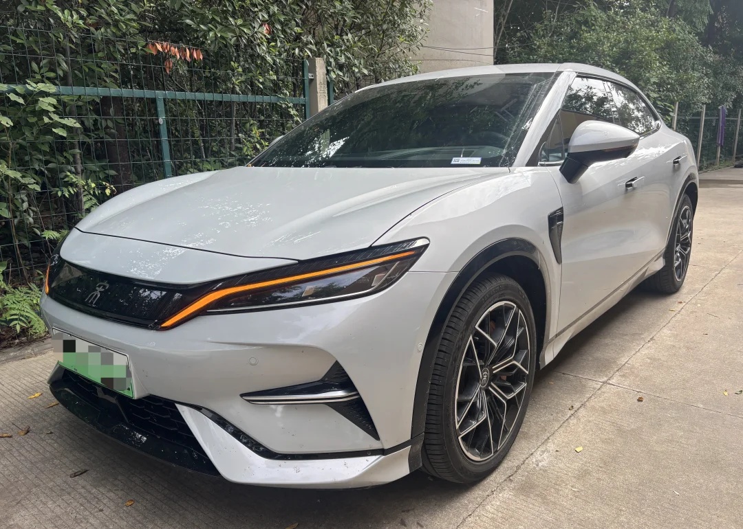 车型：比亚迪宋L EV 2024款 602km 四驱卓越型
上牌：24年05月｜里程：4万公里家用车
	
车主真实用车亮点
	
1. 猎装轿跑SUV造型，搭配无框车门、电动尾翼，外观辨识度很高；双电机四驱动力强劲，零百加速4.3s，提速爆发力足，高速超车、雨天湿滑路面行驶稳定性更好。CTB电池车身一