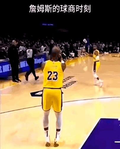 詹姆斯这操作真是绝了，场上脱鞋整理，结果下一秒就上演惊天扣篮！  湖人...