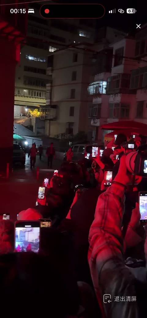 陈哲远下班好多粉丝去现场祝他生日快乐！还叮嘱他“多吃点好吃的”

陈哲远1029生日快乐，一路长虹！