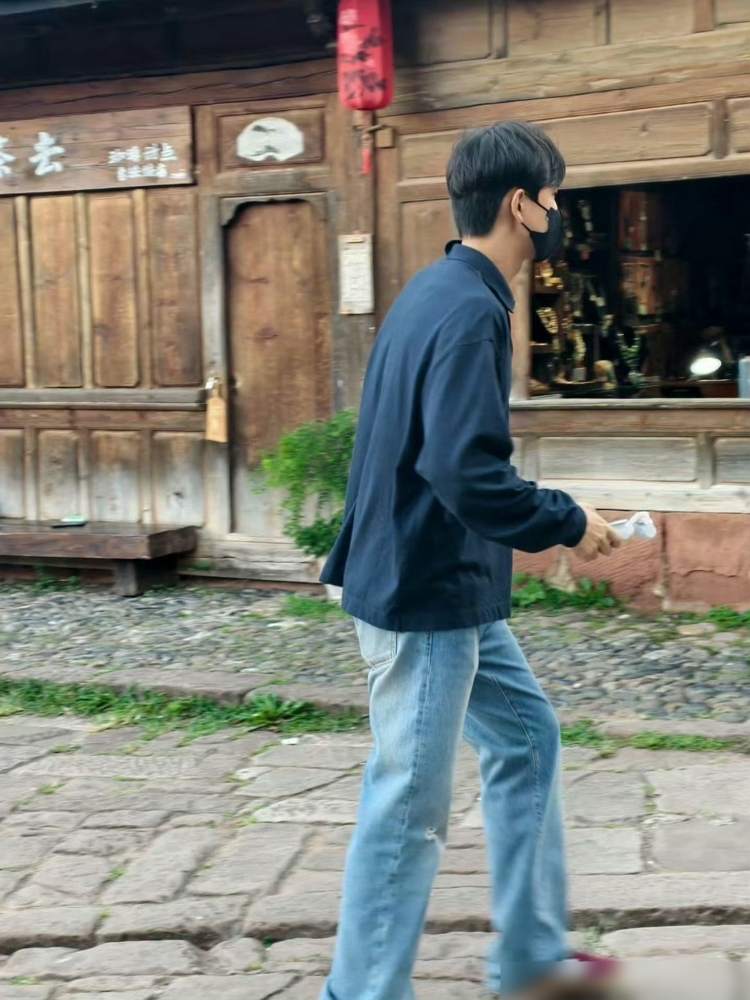李现又回沙溪了，第三次。
别的剧播完就散，演员跑下一个组，观众刷下一个剧。《去有风的地方》不这样，李现不这样。
2023年的剧，到2026年还有人反复刷，豆瓣8.7分，30多万人打分，评论区到现在还在更新。谢之遥回村创业，李现往回跑，一拍完就惦记着回去。
有网友在古镇偶遇他，穿得跟当地人似的，