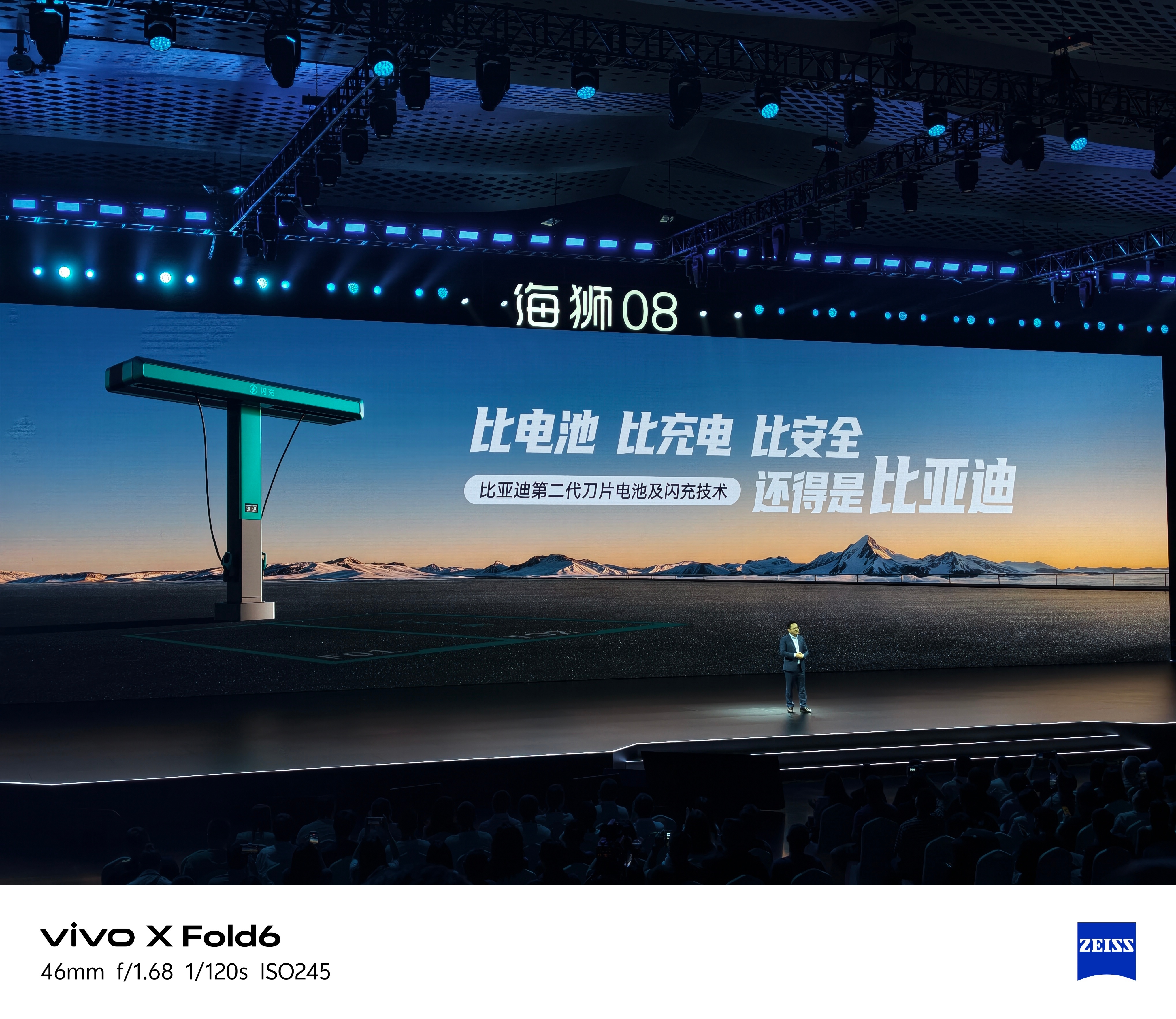 #海狮08正式上市#
比亚迪海狮08正式上市了！定价22.99‑27.99万元！
作为海洋网的科技旗舰SUV，提供插混、纯电双动力以及五/六座可选
这款车比较有辨识度的地方，是云辇‑A闭式双腔空悬、后轮转向、原生闪充平台、天神之眼激光智驾等核心配置做到标配，不用额外选装
兼顾底盘驾控、补能效率和家庭座舱 ​