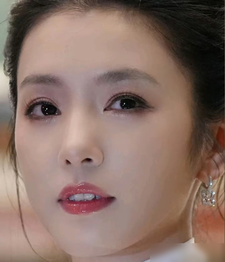 谁啊？横店开机刚三天，全网都在刷她的脸！
是越剧演员李云霄，这次和郑业成搭档演新剧《河东小镖师》，这是俩人山东春晚之后的二度合作。
俩人这次反差直接拉满。李云霄褪去越剧舞台的婉约，高马尾劲装亮相，演飒爽女镖头。郑业成京剧武生出身，这次偏演看似文弱、深藏不露的谋士，跳出了以往侠客人设。
一个灵动