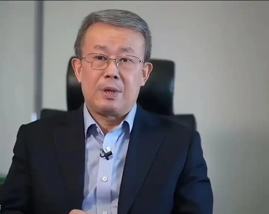 项立刚这一问，真戳到要害了：西方在硬科技上卡中国脖子，从不手软，咋一到法律这行，反倒抢着上门传经、甚至倒贴钱资助？这反差，难道不蹊跷？
 
到了2000年，福特基金会又资助北大、清华、人大、复旦等七所高校法学院开设法律诊所课程。法律诊所并不是普通课堂，它更强调学生接触真实案件，为当事人提供咨询，训练