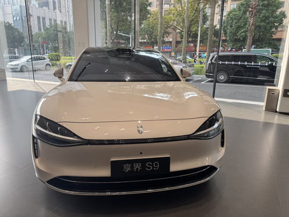 白外红内的享界S9展车