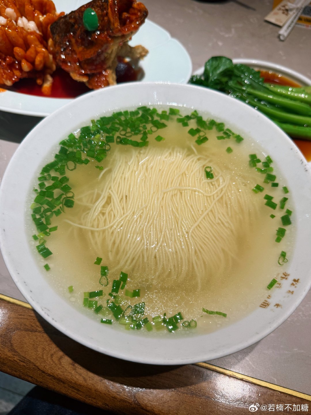 #苏州128一碗的三虾面#
想起松鹤楼的三虾面是158块 
上次跟朋友一起吃的 
他点的三虾面 我尝了一口 
不如我的松鼠桂鱼面[卡皮巴拉]
感觉苏式汤面里，松鼠桂鱼面和蟹黄面永远的神！！ ​