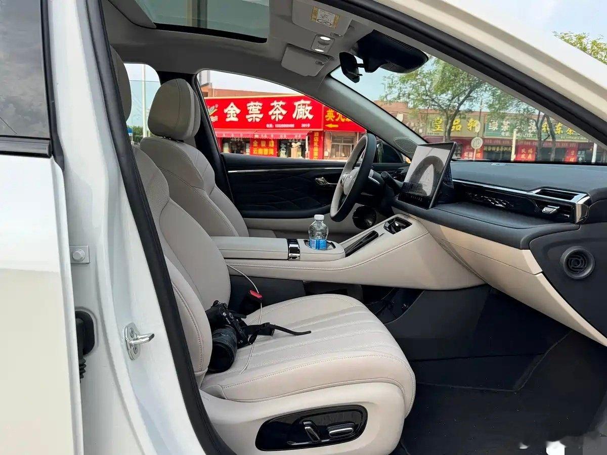 开上埃安RT 605智享版，最大的感受就是省心！平时上下班通勤，605km续航让我基本一周只充一次电，彻底告别了到处找桩的焦虑。周末去周边自驾，说走就走，不用绕路找充电桩，从容又自在。有宁德时代电池加持，续航扎实稳定，日常代步满满都是安全感，这车真是选对了！#埃安rt605智享版# ​