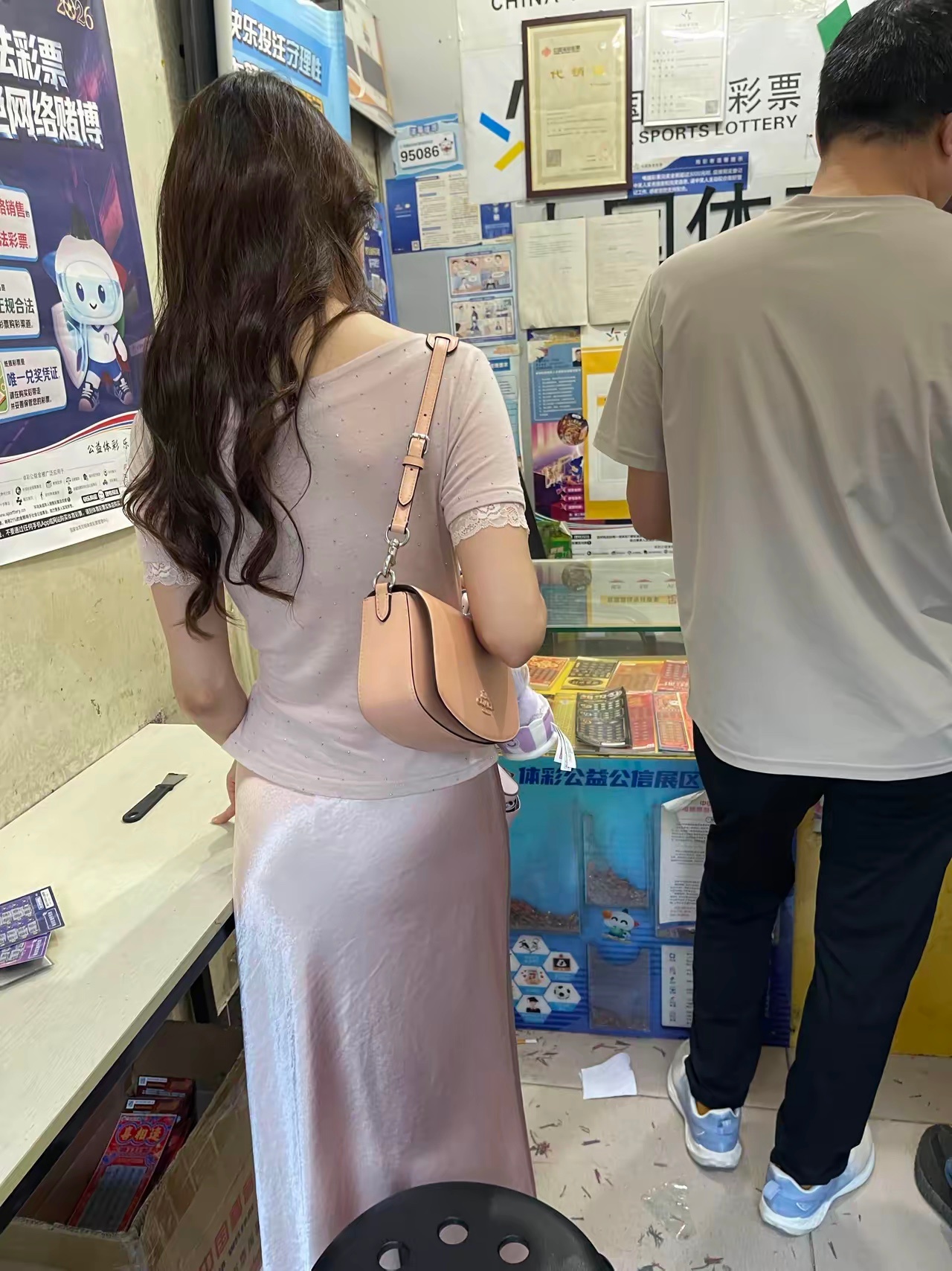 漂亮的小姐姐也喜欢买彩票… ​​​