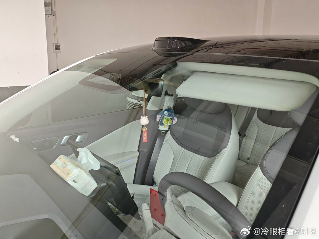 开深蓝 S05 激光版有一段时间，越来越体会到激光智驾在日常开车里的实用度，想聊聊真实使用感受。平时上下班穿梭城区，红绿灯控车这个功能特别好用，遇到路口可以平稳启停，不用反复踩刹车油门，早高峰堵车的时候轻松不少。
跑快速路和高速的时候体验感更明显，自动跟车可以保持安全距离，遇到前方大车 ​