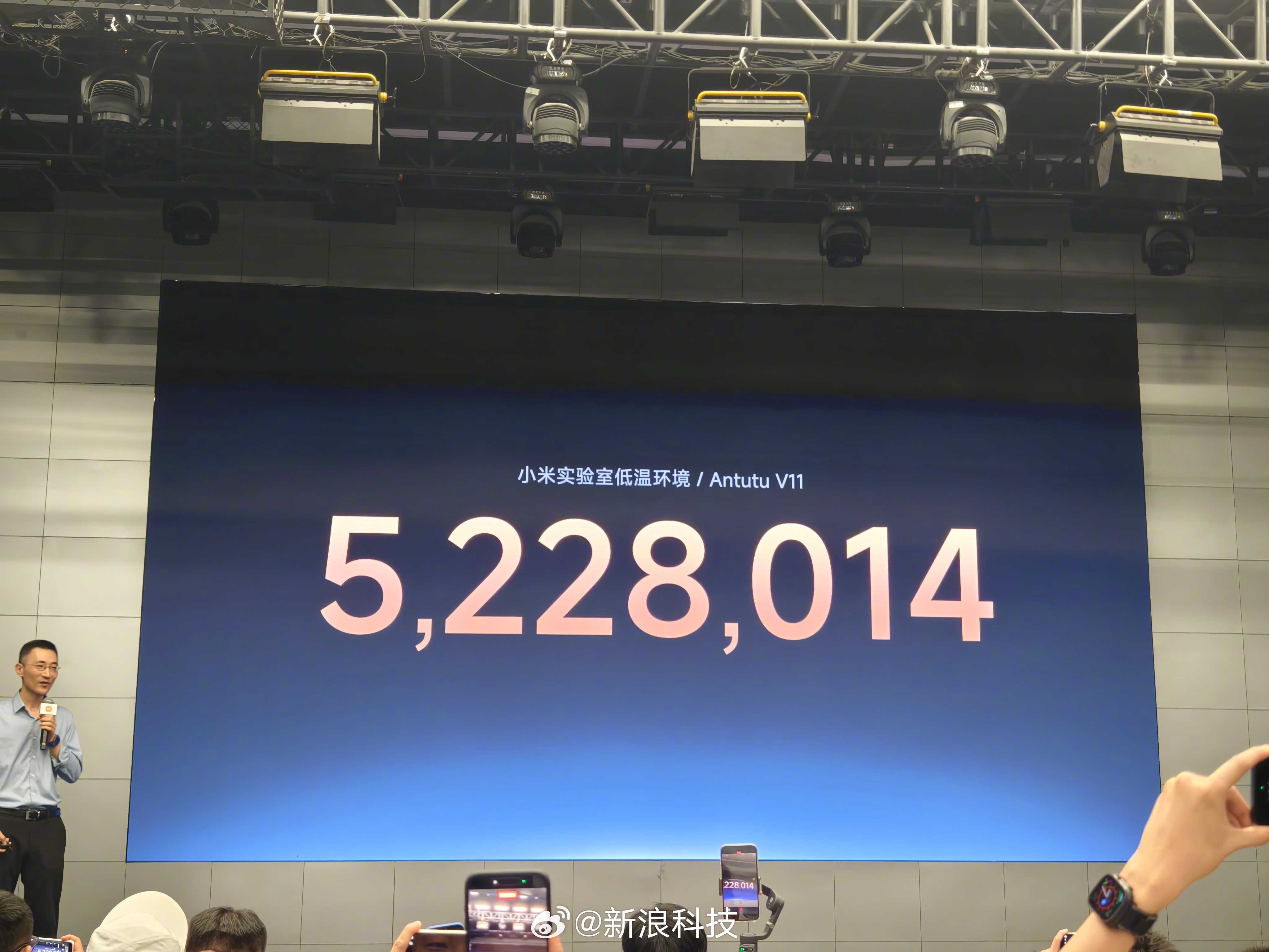 #小米玄戒O3跑分曝光#【#小米玄戒O3亮相#：采用3nm工艺，集成240亿晶体管，安兔兔跑分超522万】在今日小米玄戒技术沟通会上，小米集团副总裁、新业务部总裁朱丹发表演讲。#玄戒O3多核性能超越苹果A19Pro#
沟通会上，小米新一代旗舰SoC玄戒O3亮相，拥有240亿晶体管数量，规模增长26%。采用3nm旗舰工艺， ​