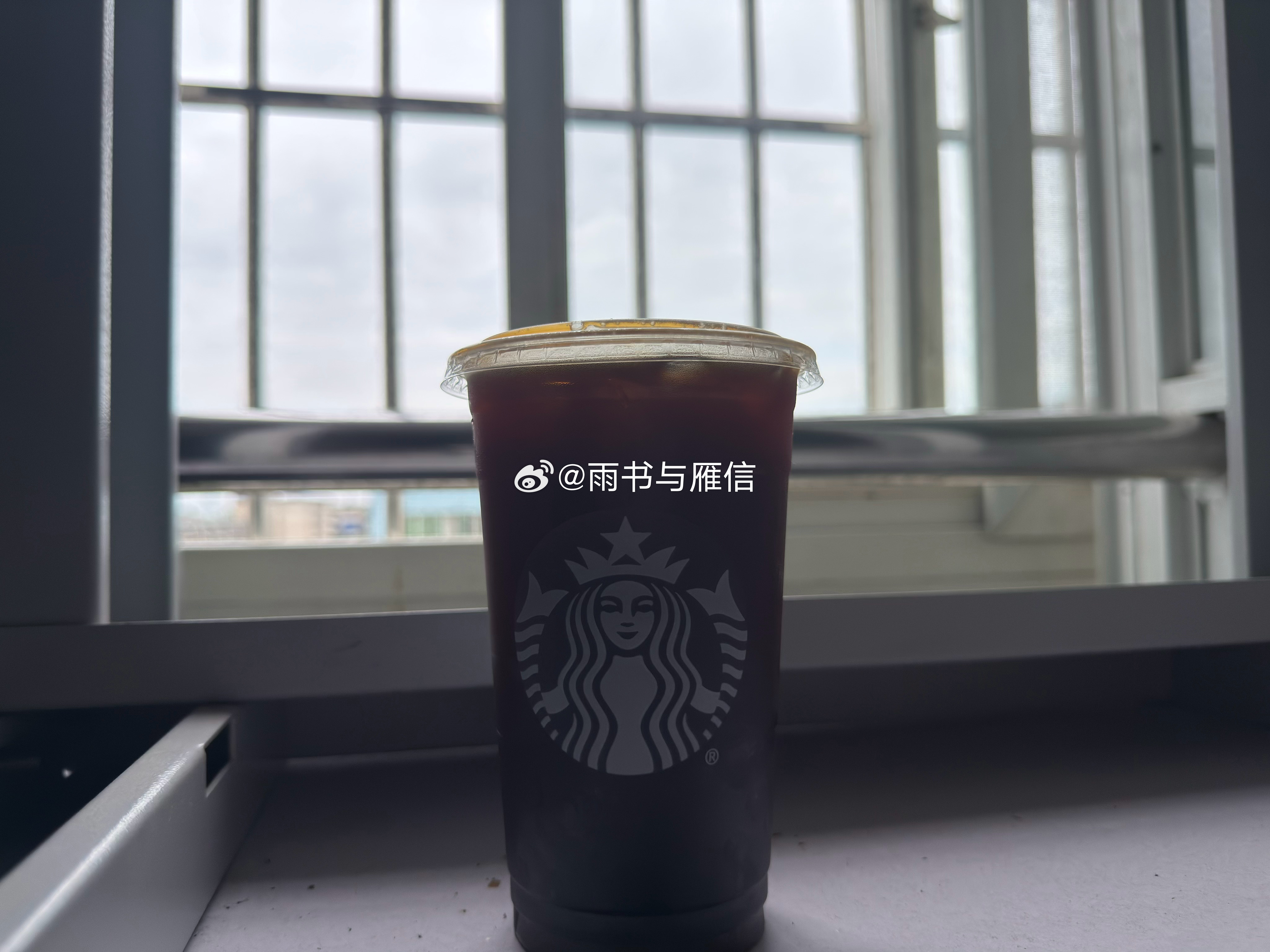 [超话] 在医院等候看病的间隙，偷得片刻喘息。点了一杯冰美式，靠在窗边...