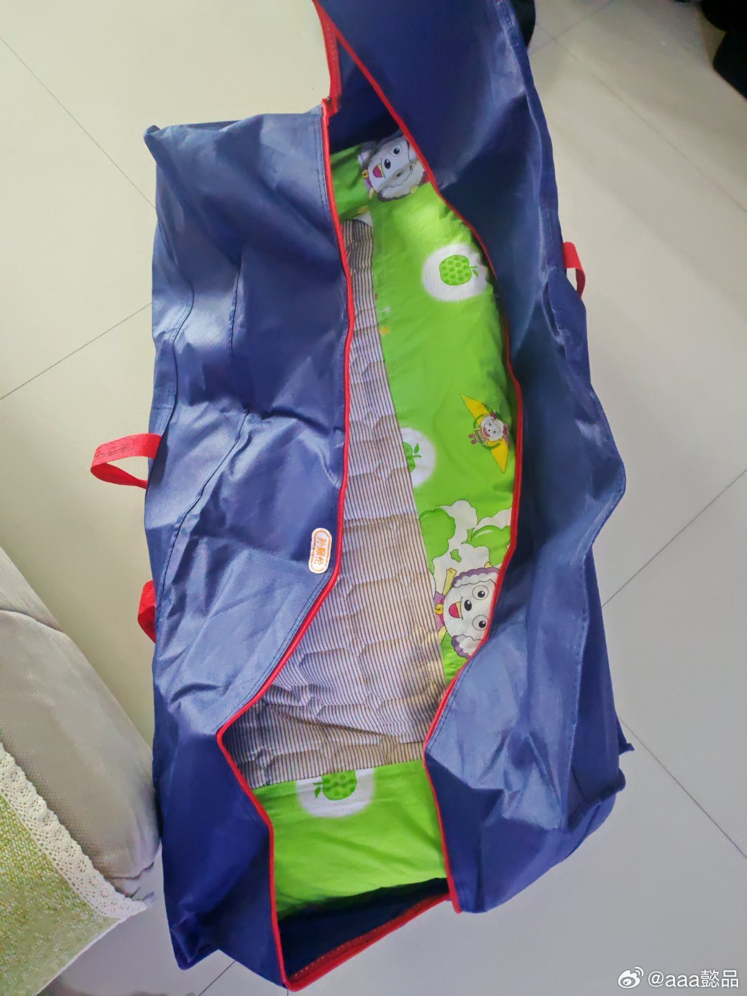 神兽归笼，昊铂开启开学模式
 
神兽终于归笼，开着我的昊铂，帮儿子运送被褥行李奔赴校园。后备箱空间很能装，被褥、生活用品轻轻松松全部收纳妥当。一路平稳行驶，进校园和儿子一起完成床铺的整理。爱车默默分担开学季的琐碎，见证孩子迈向新学期，这也是属于我们家温暖的小瞬间。
#好友玩昊车# ​