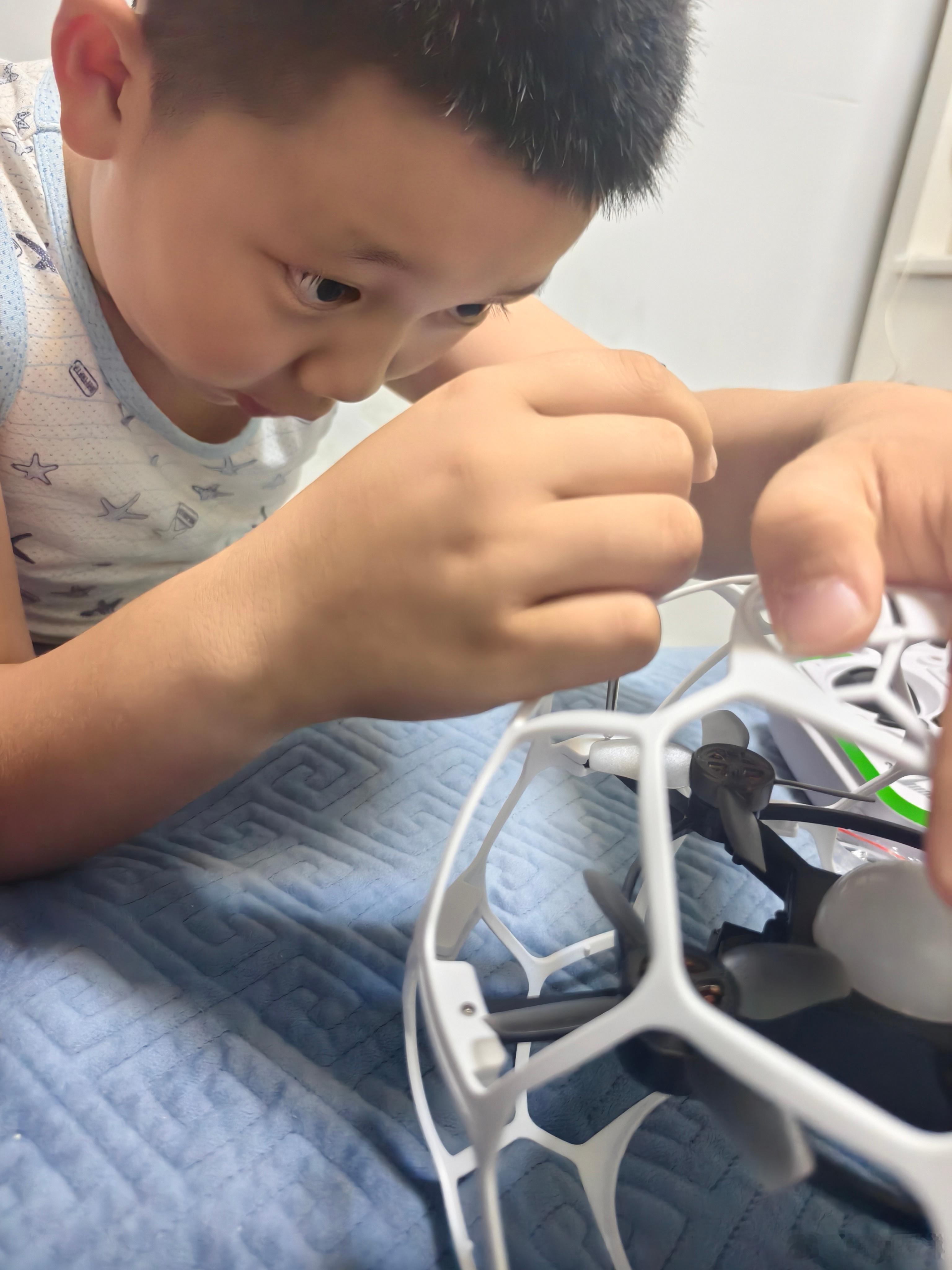 即将进入二级课程的学习，接下来我给大家介绍一下无人机二级课程：
       ​二级课程主要由一级的了解无人机结构到无人机的应用，每个孩子的材料是一个足球航拍无人机。
       ​教学内容涉及GPS 连接、GPS增稳、飞行、环绕、八字飞行、攀高飞行、调参、取景。
       ​二级航拍无人机采用全包裹结 ​