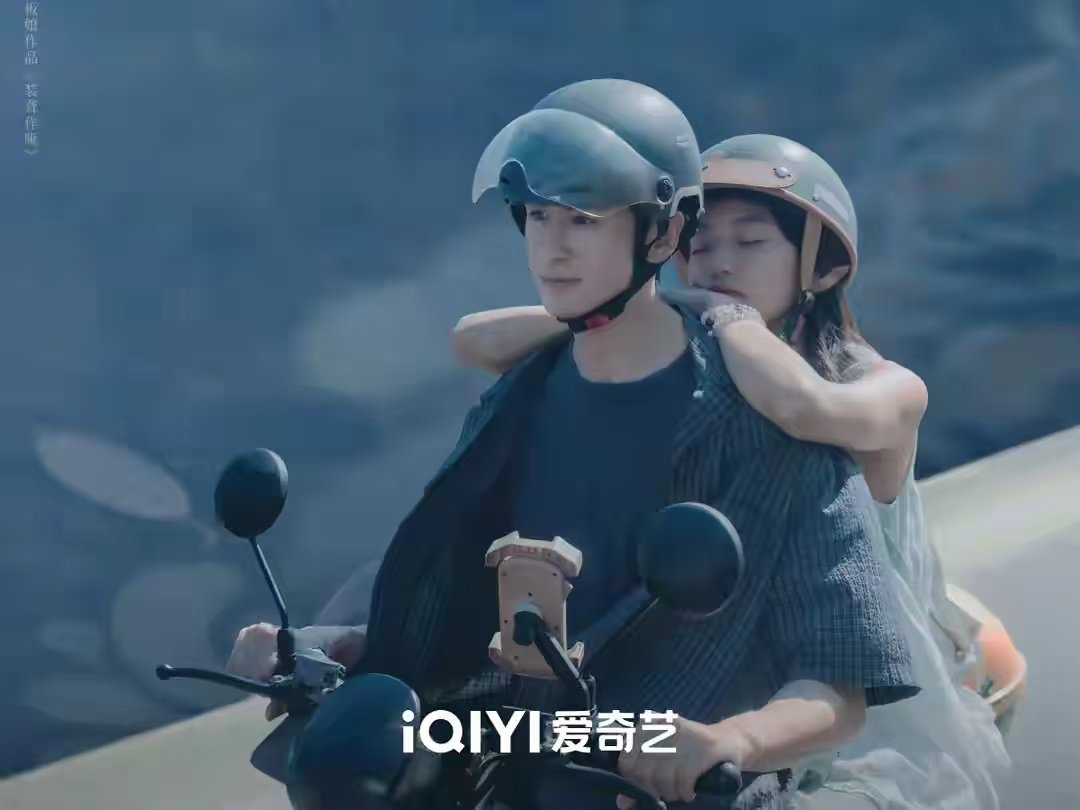 《月下烟火》线上看7亮点！
孙千、张云龙「伪骨科」

1. 改编自人气小说《装聋作哑》
2. 顶级张力「伪骨科」禁忌之恋
3. 孙千撕下长发标签展现破碎感
4. 张云龙微醺「哥感」与糙汉美学获大赞
5. 全程福建泉州实景拍摄
6. 金牌导演韩天倾力打造
7. 路透高甜爆款预定 ​