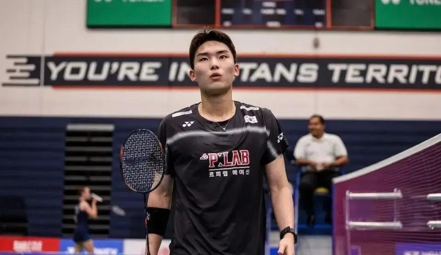 卫冕冠军李诗沣被世界第89位韩国小将逆转，石宇奇一日双赛打到凌晨两点，国羽男单52年来首次无人进八强。崔智勋击败李诗沣后只隔5小时再战伍家朗，第三局刚开打就抽筋，被轮椅推出场外。这个场景比比分更刺眼，它把名古屋亚运会羽毛球赛程的残酷和国羽男单的崩塌同时摊在了台面上。
男单溃败不是冷门，是系统性击穿。