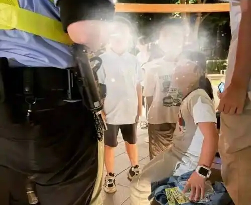 上海8岁女孩被小男孩推倒威胁，直接用电话手表报警，警察这句话让网友怒赞

电话手表里的“SOS”不是玩具按钮。上海八岁女童被男孩推倒后报警，旁边大人嫌她“浪费警力”。这句话听着像精打细算，实则把孩子的恐惧折价处理。警察到场蹲下倾听，说受威胁报警没错，并调监控查实推搡。这一幕比很多法治课都有分量。