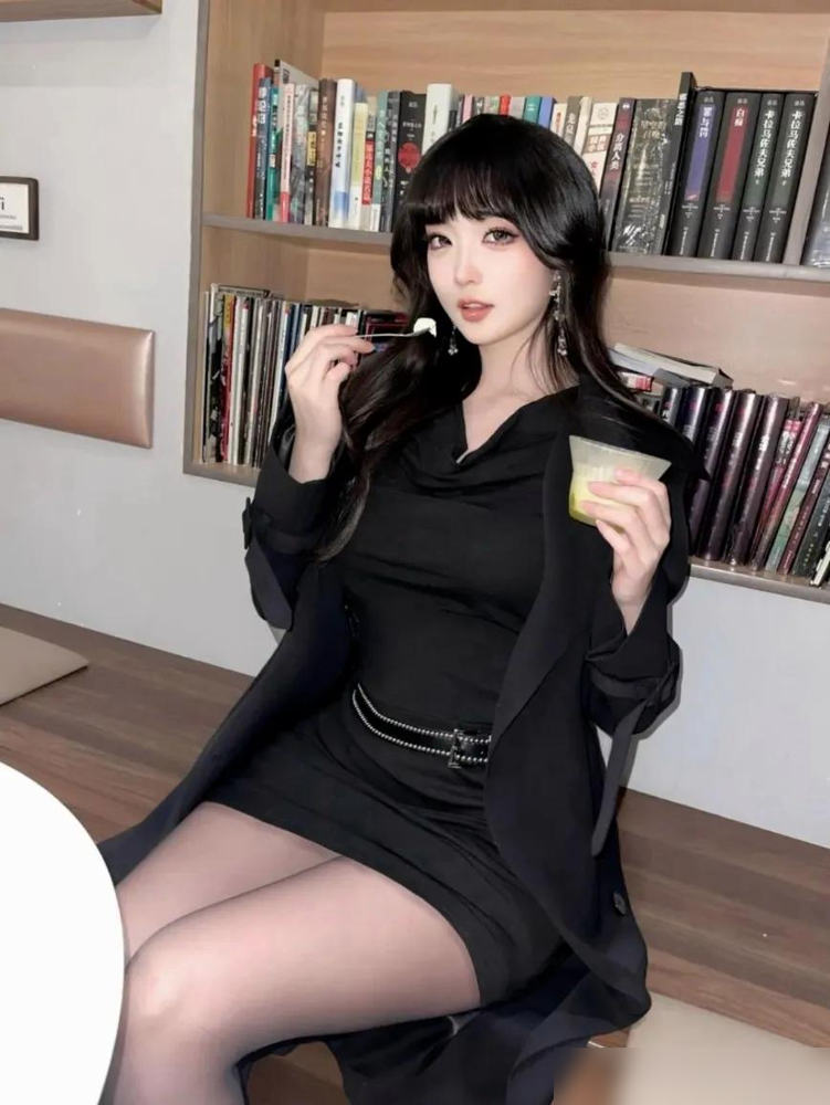 身穿黑丝袜的高挑小姐姐们，她们个个都是颜值担当。让我们来看看，谁的魅力...