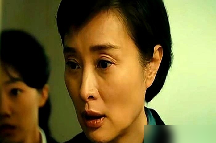 开头就死了的女特工，大结局一通电话打回来，弹幕直接炸了。
吴越演的蒋在珍，第一集飞机上喝口毒水就下线，观众骂了半部剧，说这老牌特工也太蠢了。
结果大结局，退休的老吴坐在办公室，电话响了。那头就一个喂字，短发背影，声音熟悉。
人根本没死。当年是金蝉脱壳，躲在境外，一直跟老吴单线联系，情报从没断过